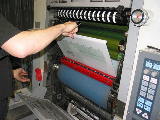 Kỹ thuật đang xử lý in ấn offset